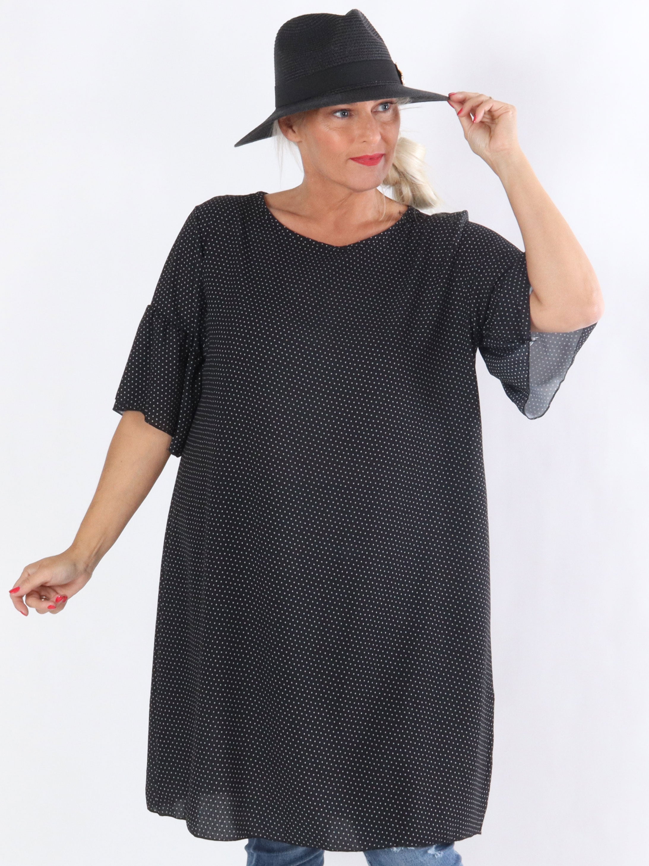 Carna - Klänning med prickar och volangärmar